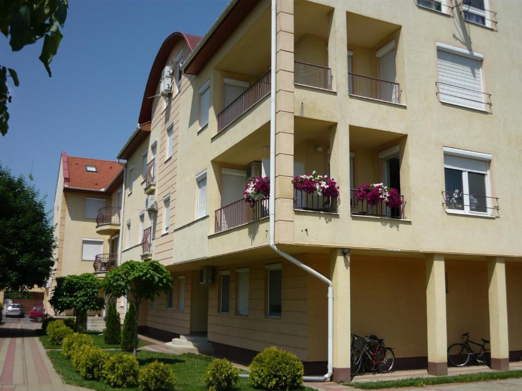 Lux Apartmanok ไฮจ์ดุสโซบอสโล ห้อง รูปภาพ